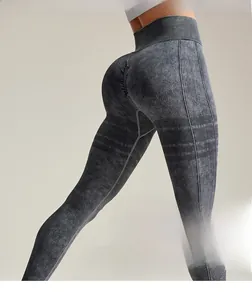 Détail du legging de yoga sans couture taille haute avec effet push-up et texture délavée