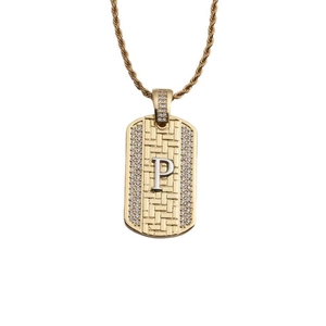 Macro d'un pendentif doré avec lettre P argentée, bordure en zircon et chaîne torsadée