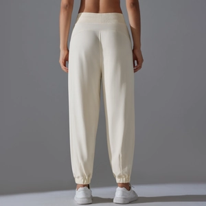 Détail du jogging taille haute blanc cassé avec poignets élastiques et couture galbante