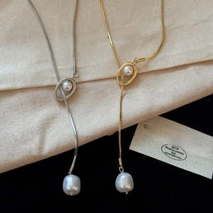 Elegant Y-shaped chain necklace with baroque pearl pendant in gold and silver finish