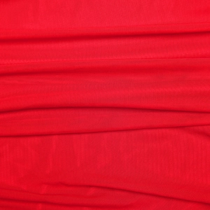 Gros plan sur la texture du tissu en maille côtelée rouge montrant le détail de la robe