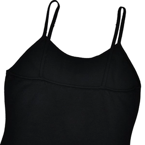 Gros plan sur la texture en coton tricoté et la couture des bretelles d'une robe noire