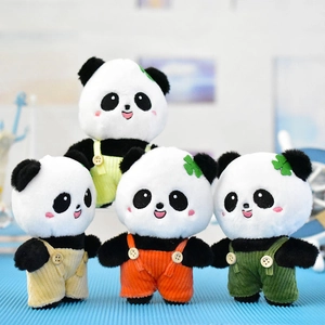 Gedetailleerd overzicht van vier schattige panda-knuffels met tuinbroeken in kleur