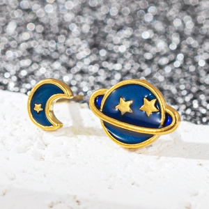 Gros plan de boucles d'oreilles lune et planète en acier inoxydable doré à l'or 18k
