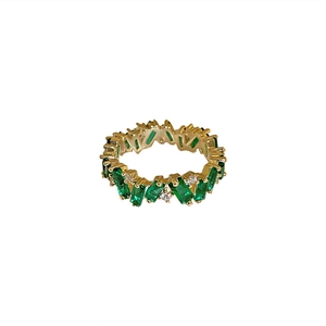 Bague plaquée or avec pierre précieuse verte et zircons blancs sur fond blanc