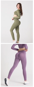 Dettaglio della trama a coste senza cuciture di questo set da yoga a vita alta