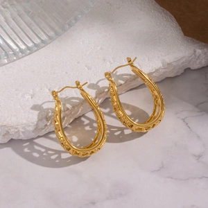 Boucles d'oreilles créoles étoiles évidées en acier inoxydable doré sur pierre