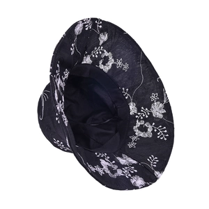 Elegante cappello alla pescatora nero da donna con delicato ricamo floreale bianco per l'estate