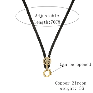 Dettaglio del cordoncino nero regolabile da 70 cm con pendente in rame e zircone
