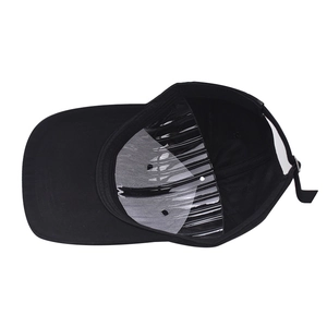 Vue détaillée de l'intérieur de la casquette noire avec support en plastique et sangle