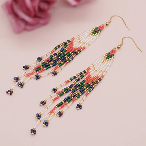 Longues boucles d'oreilles bohèmes avec perles colorées et crochets dorés