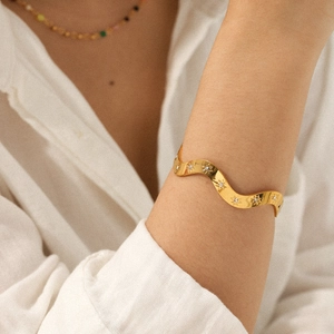 Bracelet vague en acier inoxydable doré 18 carats avec gravure d'étoiles et zircons