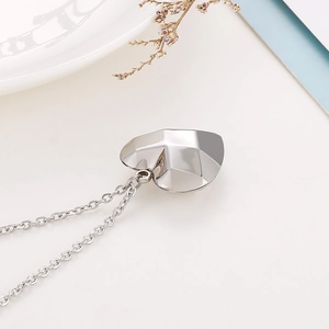Collier chic en acier inoxydable argenté avec pendentif en forme de cœur au design facetté