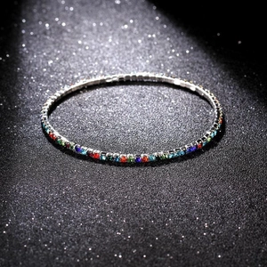 Regenbogen-Tennisarmband mit bunten Kristallen in einer versilberten Fassung