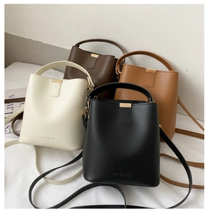 Detaillierte Kollektion aus vier stilvollen Eimer-Taschen in Beige, Schwarz, Braun und Kaffee