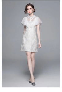 Détail du tissu jacquard blanc avec dentelle et élégant col à nœud papillon chic