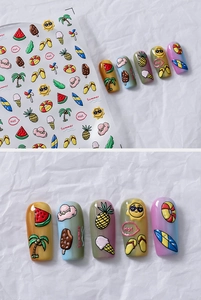 Détail de stickers 3D pour ongles d'été avec motifs pastèque et crème glacée