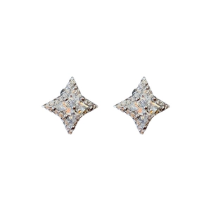 Boucles d'oreilles étoiles en argent avec zircons sur fond blanc épuré et brillant