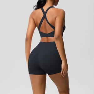 Detailansicht des Yoga-BHs mit Kreuzrücken und High-Waist-Shorts am Modell von hinten