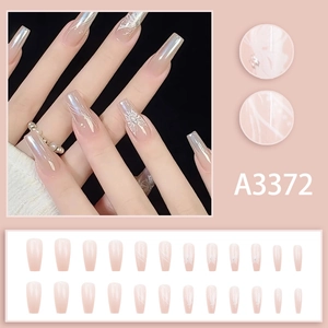 Faux ongles cercueil dégradé rose avec motifs papillon blanc et finition aurora