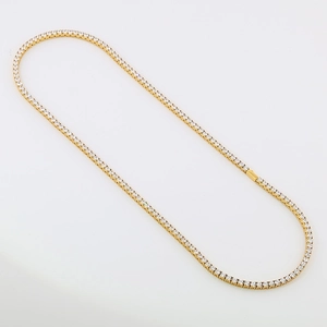 Détail du collier tennis doré avec zircons ronds et fermoir rectangulaire chic