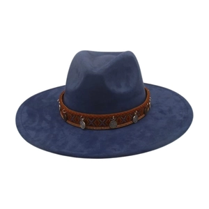 Détail d'un chapeau fedora bleu foncé avec ruban ethnique tissé et breloques en métal