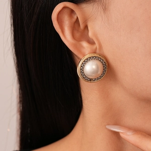 French vintage contrast chain pearl round stud earrings with golden textured borders