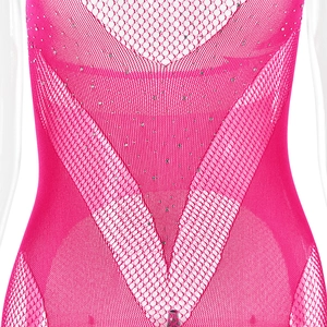 Detailopname van roze mesh bodysuit met strass steentjes en verfijnde jacquard afwerkingen