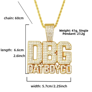 Detaillierte Ansicht des DBG Hip-Hop-Anhängers mit Maßen und Gold-Seilkette