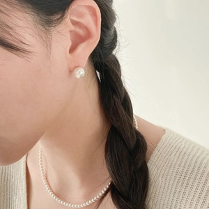 Elegant 925 sterling silver pearl stud earrings and necklace set on a fashion model