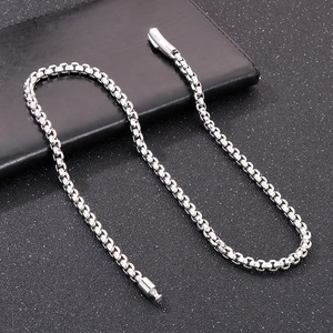 Détail d'un collier chaîne box en acier inoxydable argenté pour homme avec fermoir sûr