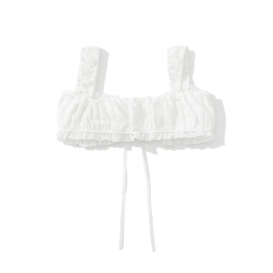 Débardeur court blanc avec texture froncée, bordure en dentelle et liens décoratifs