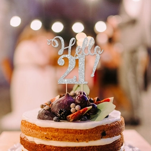 Detailaufnahme der Hello 21 Kuchendekoration mit silbernem Glitzer für den 21. Geburtstag