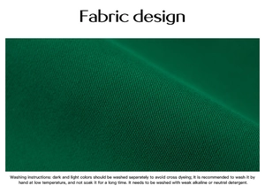 Détail du tissu vert du blazer montrant la texture et les instructions de lavage en anglais