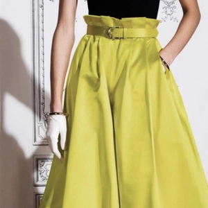 Détail d'une jupe longue taille haute jaune citron avec ceinture assortie et fini satiné