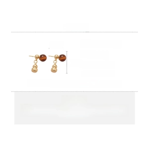 Detail of gourd-shaped tiger eye earrings with copper dimensions and s925 silver needles