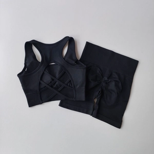 Nahtloses schwarzes Yoga-Set mit Multi-Cross-Sport-BH und Scrunch-Butt-Shorts