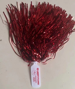 Detail van rode metallic cheerleading pompons met handvat en logo van het team