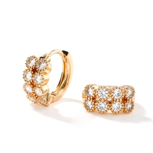 Elegante Gold-Ohrringe mit doppelreihigen runden Zirkonia auf weißem Hintergrund
