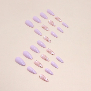 Faux ongles violet pastel avec motifs floraux blancs et lignes délicates en feuille d'or