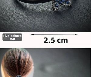 Vue détaillée d'un accessoire de coiffure pentagramme en strass bleus de 2,5 cm de large