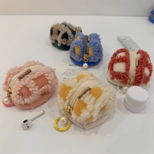 Dettaglio della mini custodia in velluto a nido d'ape colorata con zip di perle