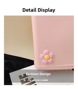 Detailansicht der rosa EVA-Tasche mit strukturierter Oberfläche und 3D-Blumenanhänger