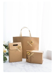 Detail von Kraftpapier-Geschenkboxen mit Sonnenblumen und dekorativen Aufklebern