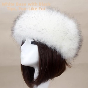 Détail de la texture d'un bandeau en fausse fourrure blanche à pointes noires d'hiver
