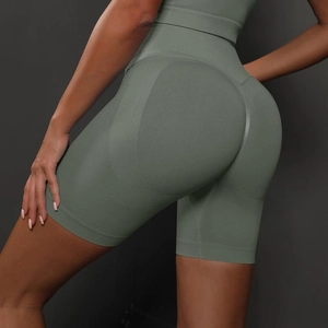 Detailansicht der nahtlosen olivgrünen Yoga-Shorts mit hoher Taille und Push-up-Effekt