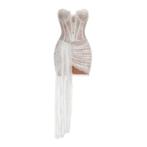 Détail de la robe en dentelle blanche avec corset baleiné et rubans latéraux longs