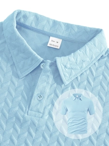 Détail du polo bleu clair avec texture en V et boutons au niveau du col
