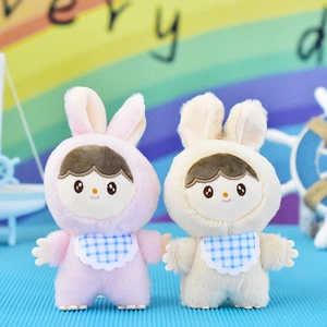 Vista dettagliata di due simpatici peluche con costumi da coniglio rosa e beige e bavaglio