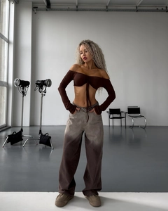 Détail d'un jean taille haute à jambes larges avec délavage dégradé et effet vintage